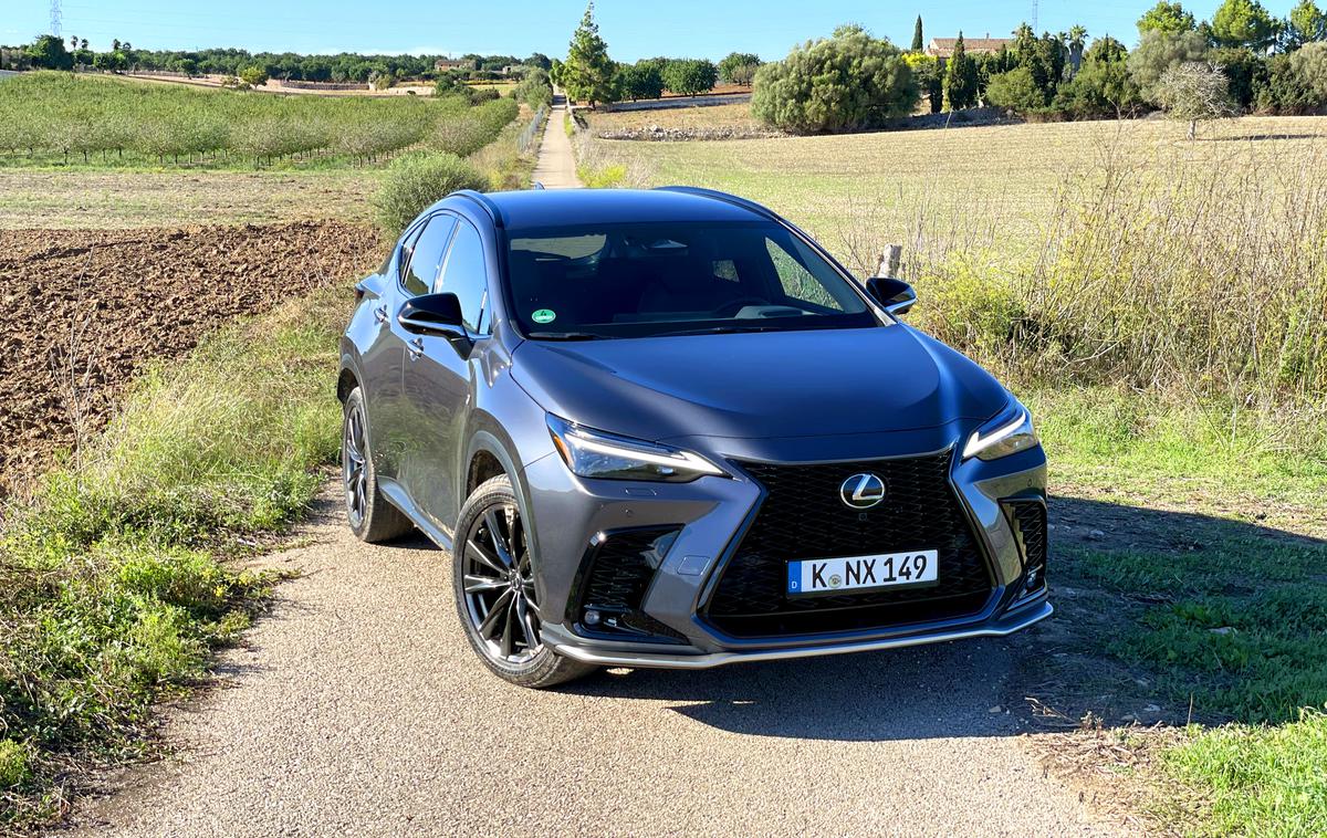 Lexus NX | Prvega NX so pri Lexusu predstavili leta 2014. Do zdaj so jih v Evropi prodali več kot 175 tisoč. Večina kupcev je z njim prvič kupila lexusa. Trenutno NX predstavlja približno tretjino prodaje avtomobilov znamke Lexus na evropskem trgu. Na globalni ravni prodajne številke presegajo milijon prodanih primerkov. | Foto Gregor Pavšič