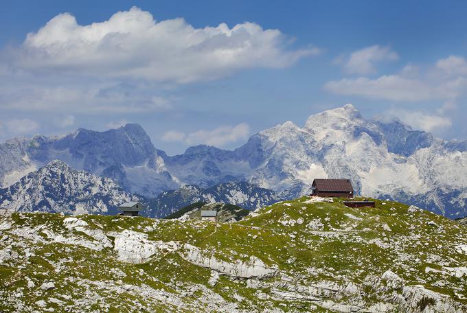 Zasavska koča na Prehodavcih, ki ste jo izbrali za naj visokogorsko kočo leta 2019, stoji v idiličnem okolju, na razgledni vzpetini nad prevalom Prehodavci. | Foto: Dan Briški