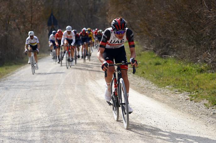 Strade Bianche Tadej Pogačar 2022 | Tadej Pogačar je sezono 2023 začel z zmago na španski enodnevni dirki Jaen Paraiso Interior, ki tako kot Strade Bianche (na fotografiji) ponuja obilo makadamskih odsekov.  | Foto LaPresse