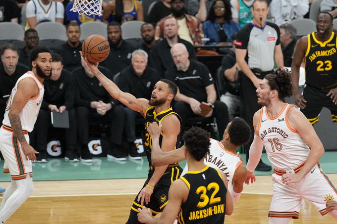 Stephen Curry je proti San Antoniu dosegel 33 točk. V noči na sredo bo gostil Dončićev Dallas. | Foto: Reuters