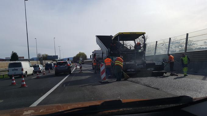 Začetek del na razcepu Kozarje, kjer prenavljajo odstavni pas. Prav tako bodo uredili prometni režim in uvedli spremenljivo prometno signalizacijo. | Foto: Gregor Pavšič