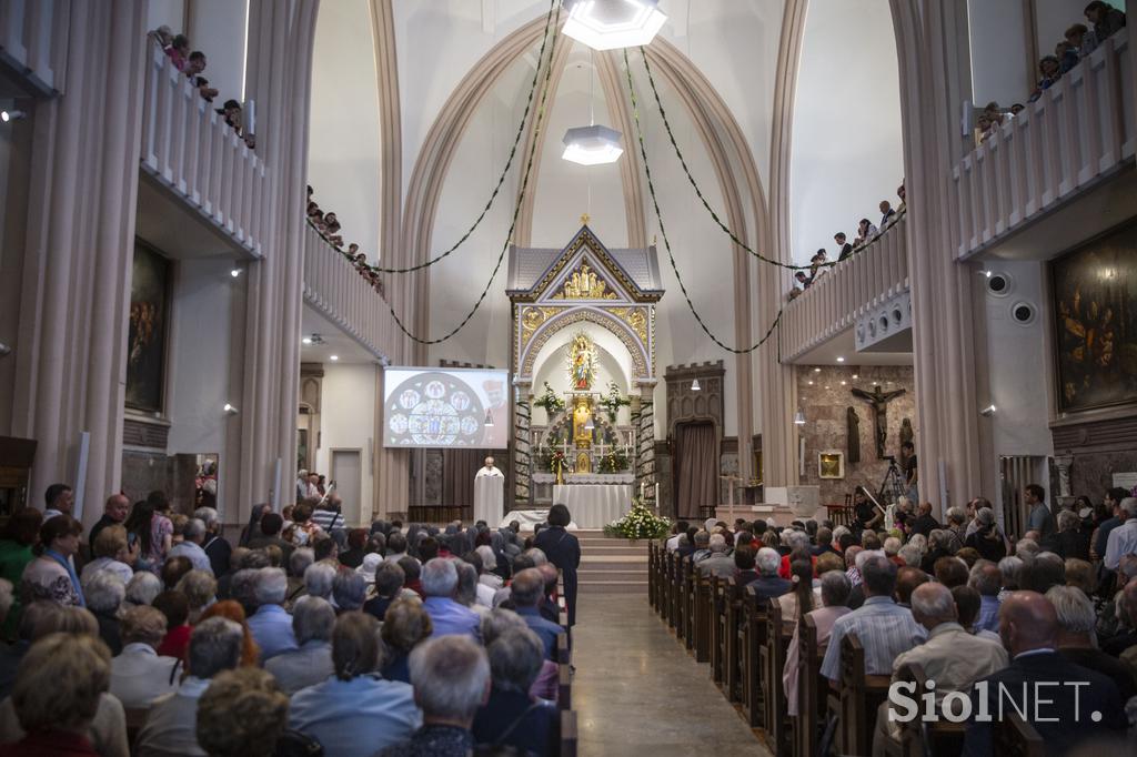 Maša ob 100-letnici cerkve Marije Pomočnice na Rakovniku z mašo, ki jo je vodil kardinal Angel F. Artime. Cerkev