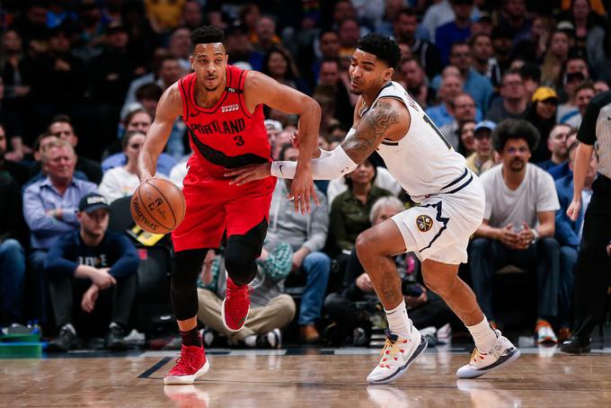 CJ McCollum (na levi) je k zmagi Portlanda prispeval 20 točk, šest skokov in prav toliko asistenc. | Foto: Reuters