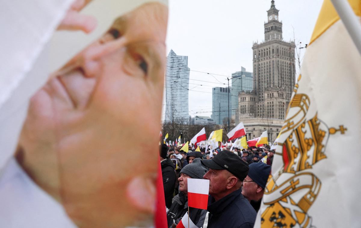 shod, Poljska, papež Janez Pavel II. | Eni so mu stopili v bran, drugi trdijo, da je za zlorabe vedel in jih celo pomagal prikrivati. | Foto Reuters