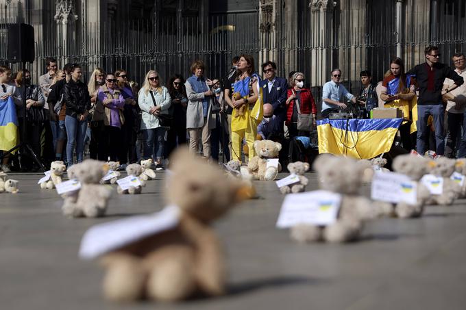 Člani nemško-ukrajinskega združenja Blue Yellow Cross polagajo plišaste medvedke na shodu pod naslovom Mir za Evropo: Zaščitimo otroke Ukrajine v Kölnu. Vsak medvedek nosi listek z imenom in datumom smrti otroka, umrlega med invazijo.  | Foto: Guliverimage/Vladimir Fedorenko