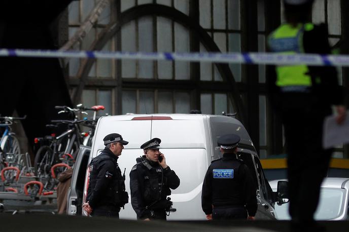 Sumljive pošiljke v Londonu | Sumljiv paket so odkrili tudi na železniški postaji Waterloo. | Foto Reuters