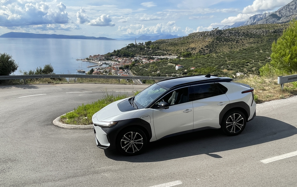 Toyota bz4x Makarska | S toyoto bZ4X na vznožju ceste proti Biokovem, ki velja za najvišjo na Hrvaškem. | Foto Gregor Pavšič