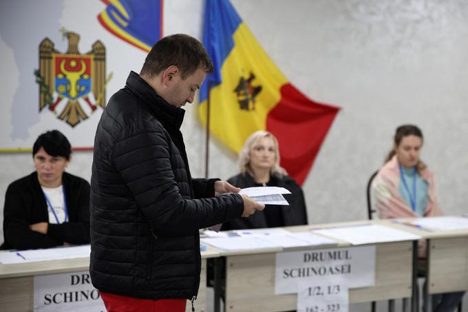 Moldavci so v nedeljo na referendumu z izjemno majhno večino podprli približevanje EU – za vpis članstva v EU kot strateškega cilja v ustavo je glasovalo 50,4 odstotka volivcev. | Foto: Reuters