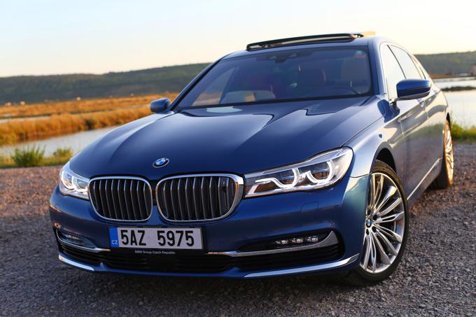 BMW serije 7 s podaljšano medosno razdaljo nudi veliko prestiža, navdušeni pa smo bili tudi nad uglajenostjo dvanajstvaljnega motorja. | Foto: Gregor Pavšič