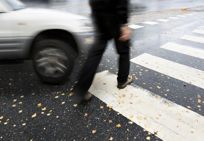 Če boste oblečeni v temna oblačila in ne boste nosili odsevni predmet, vas bo avtomobil opazil šele ko bo 26 metrov oddaljen od vas. | Foto: 