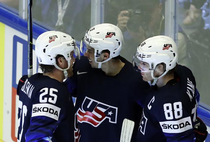 Zvezdnik Chicago Blackhawks Patrick Kane (desno) je kapetan Američanov. | Foto: Reuters