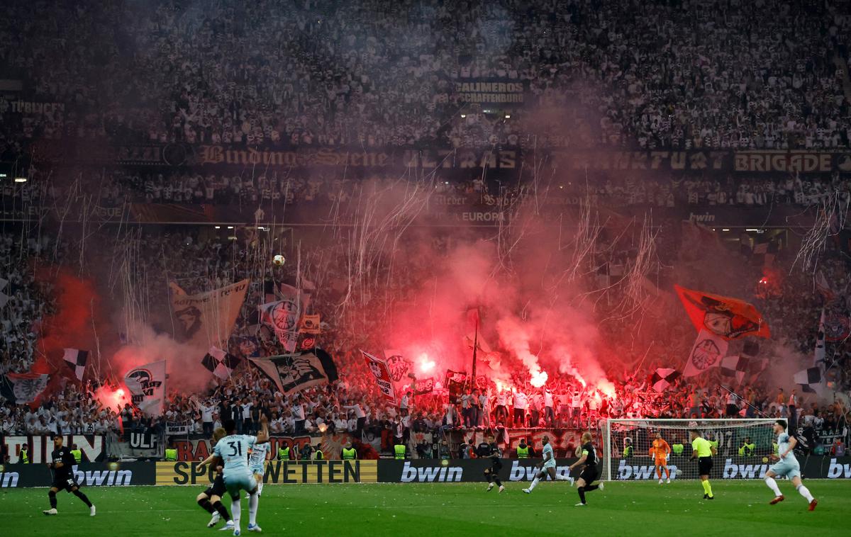 Eintracht Frankfurt navijači | 50.000 vstopnic za javno spremljanje prenosa finalne tekme evropske nogometne lige med Eintrachtom in Glasgow Rangersom ni več. | Foto Reuters