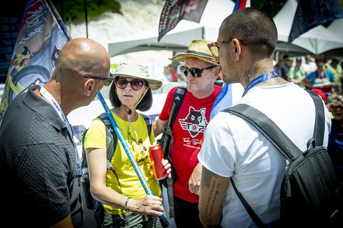 Novo vrhunsko predstavo Tadeja Pogačarja sta si v živo ogledala tudi njegova starša ter agent Alex Carrera.  | Foto: Ana Kovač