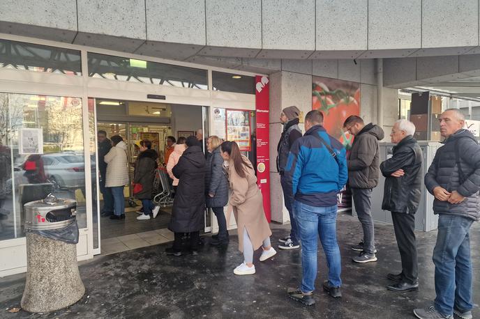 M Tehnika | Kot smo izvedeli, so kupci v največji meri kupovali izdelke bele tehnike, male gospodinjske aparate in televizijske sprejemnike. Fotografija je nastala v poslovalnici v ljubljanskih Črnučah. | Foto bralka