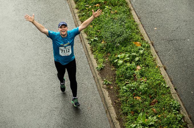 V okviru projekta 1, 2, 3, GREMO! so se ljubljanskega maratona udeležili radijski voditelj in humanitarec Miha Deželak ...  | Foto: Vid Ponikvar