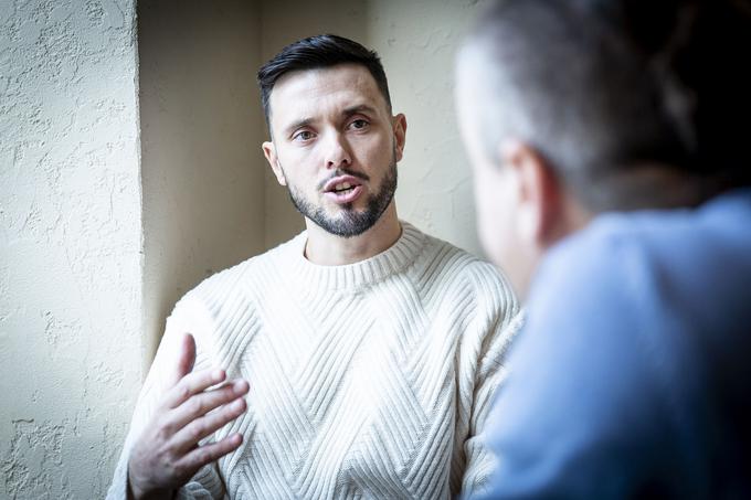 Z Amedejem Vetrihom smo klepetali v neposredni bližini njegovega doma, v slovenski prestolnici burje, močnega vetra. Tako, kot se tudi spodobi za njegov priimek. | Foto: Ana Kovač