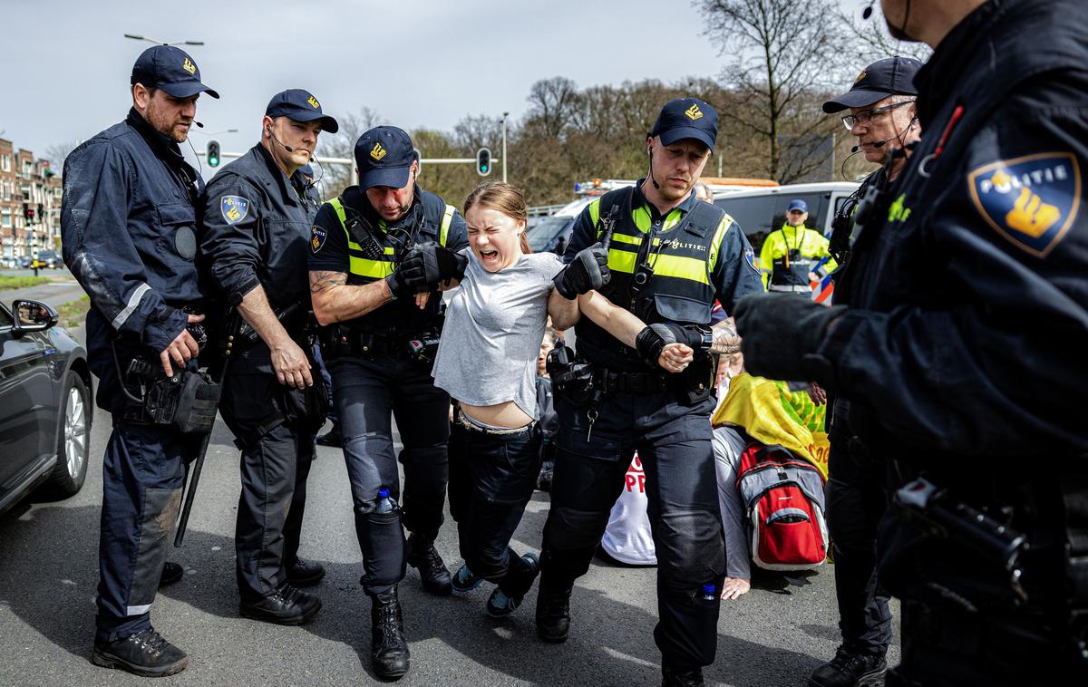 Greta Thunberg | Kmalu po prvi aretaciji se je Thunbergova skupaj z drugimi protestniki vrnila in znova so jih pridržali, tokrat zaradi blokiranja bližnjega križišča. Kot je za AFP povedal tiskovni predstavnik tožilstva, proti nobenemu od njih niso vložili obtožnice, bi se pa to lahko spremenilo, "če bodo ljudje znova in znova aretirani zaradi istega dejanja". | Foto Profimedia