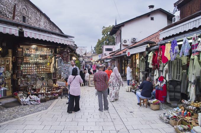 "Menim, da bo 'etika sosedstva' vendarle ostala ideal Bosne in Hercegovine," je med drugim v svojem optimističnem nagovoru, zadnjem na položaju visokega predstavnika mednarodnega skupnosti v Bosni in Hercegovini, dejal Valentin Inzko. Na sliki: Baščaršija v Sarajevu | Foto: Guliverimage/Vladimir Fedorenko