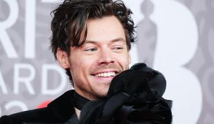 Harry Styles z novim videzom šokiral oboževalke #foto #video