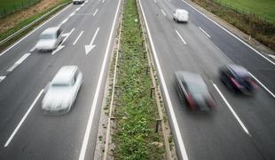 Avtobus s 40 otroki po dolenjski avtocesti v nasprotno smer