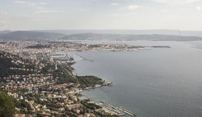 V Trstu se je v zgodnjem srednjem veku govorila vzhodna romanščina. Trst se je tako ob prihodu Slovanov imenoval Tergeste, kar so Slovani izgovarjali kot Tirgistu. Zahodna romanščina pa se je že govorila v bližnjih Miljah, medtem ko je bil Koper del vzhodne romanščine. | Foto: Matej Leskovšek