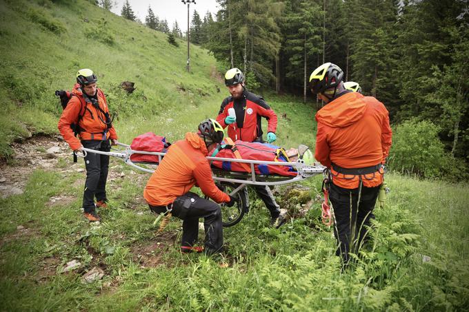 Na novinarski konferenci Planinske zveze Slovenije in Gorsko reševalne zveze Slovenije so gorski reševalci pripravili tudi praktični prikaz intervencije.  | Foto: Ana Kovač