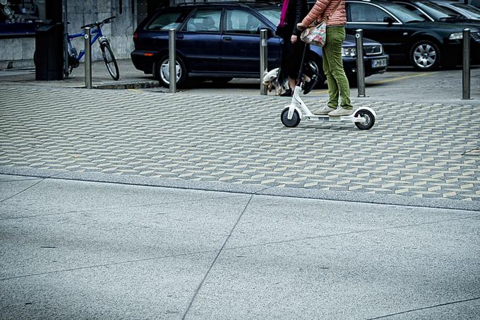 Jeseni bodo predvidoma o posodobljenem zakonu o pravilih cestnega prometa, v katerem bo opredeljena tudi vožnja z električnim skirojem, odločali poslanci. | Foto: Ana Kovač