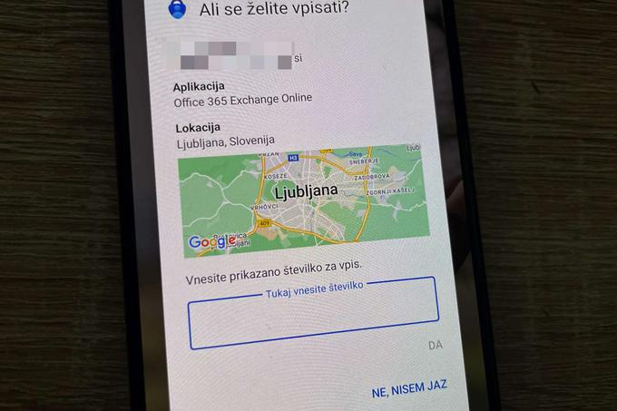 Potrjevanje vpisa v uporabniški račun z orodjem Microsoft Authenticator. Geslo smo pred tem že vnesli.  | Foto: Matic Tomšič