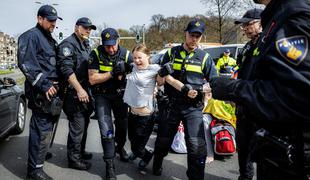 Greto Thunberg na protestih v Haagu dvakrat pridržali #foto