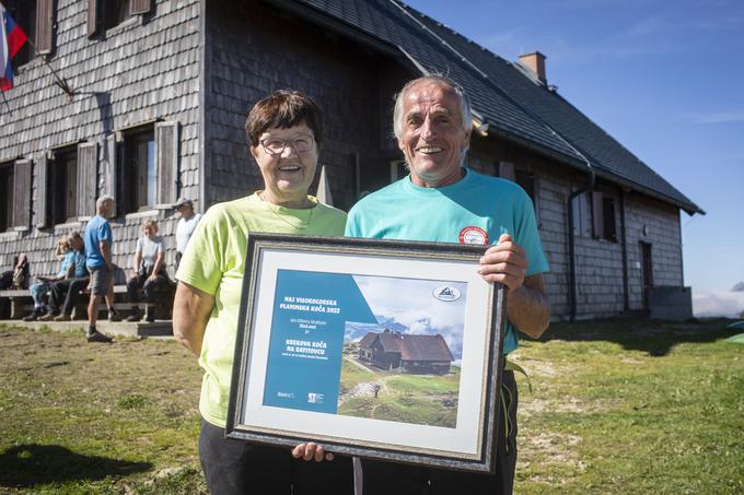 Anica in Lojze Lotrič sta oskrbnika Krekove koče na Ratitovcu. Za prijazno besedo in dobro voljo v koči skrbita že krepko čez 20 let.  | Foto: Bojan Puhek