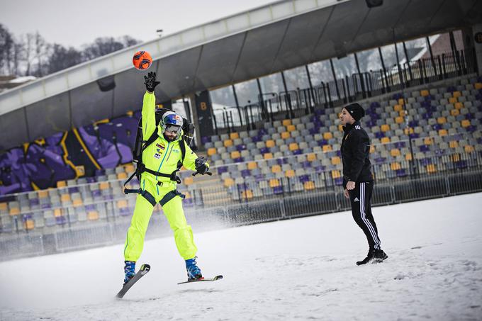 Flisar se je z raketnim nahrbtnikom, ki deluje na 96 tisoč obratov, ima izpuh, kjer temperatura doseže 850 stopinj Celzija, 40 kilogramov potiska in končno hitrost, ki vsaj dvakrat presega mestne omejitve, zapeljal po Ljudskem vrtu ... | Foto: Samo Vidic/Red Bull