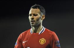 Neuničljivi Giggs podaljšal še za eno leto (video)