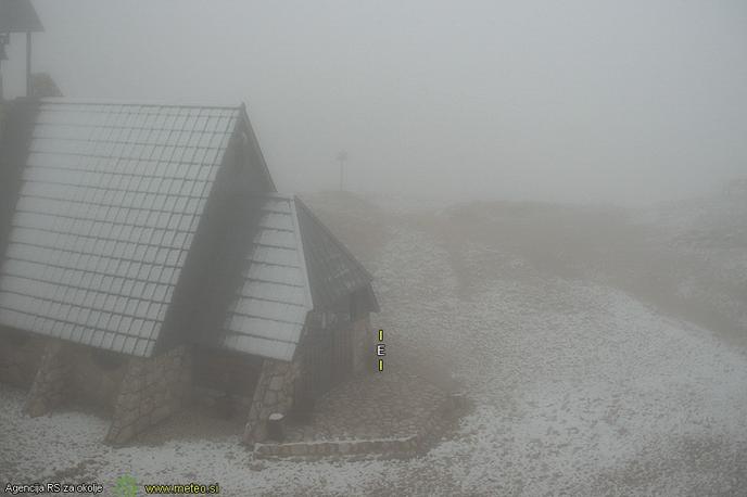 kredarica. sneg. | To leto je sneg na Kredarici zapadel mesec dni kasneje kot lansko leto, snežna odeja pa je za polovico tanjša.  | Foto ARSO/meteo.si