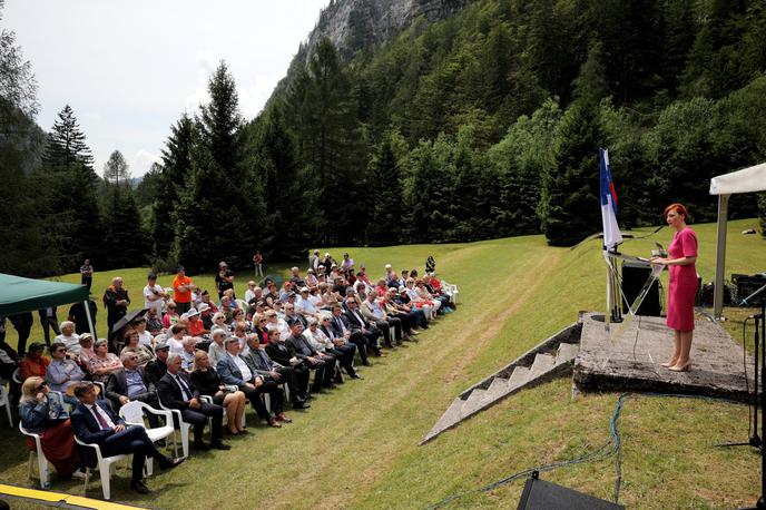 spominsko obeležje Ljubelj | Delovno taborišče Ljubelj, ki je bilo ena od 49 podružnic koncentracijskega taborišča Mauthausen, so vzpostavili na slovenski in avstrijski strani prelaza Ljubelj za gradnjo predora, ki naj bi izboljšal prometne poti nemške vojske do Jugoslavije. Na današnji spominski slovesnosti je zbrane nagovorila ministrica za kulturo Asta Vrečko.  | Foto STA