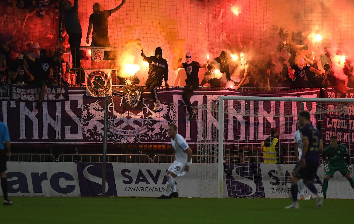 Maribor Viole | Navijači Maribora so na tekmi z Rudarjem razvili transparent ''Zmagajte derbi''. | Foto Miloš Vujinović/Sportida