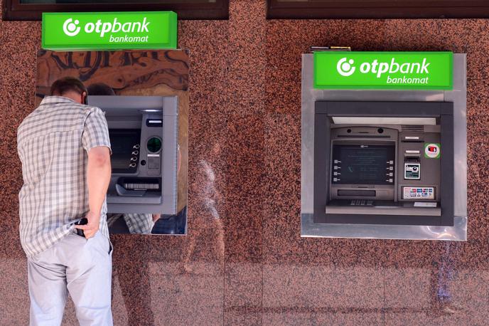 Bankomat OTP banka | Sledijo še zadnji koraki operativnega združevanja obeh bančnih ustanov, kar zajema tudi poenotenje informacijskih sistemov ter prenos bančnih računov in drugih produktov strank nekdanje SKB banke v sistem OTP. | Foto Guliverimage