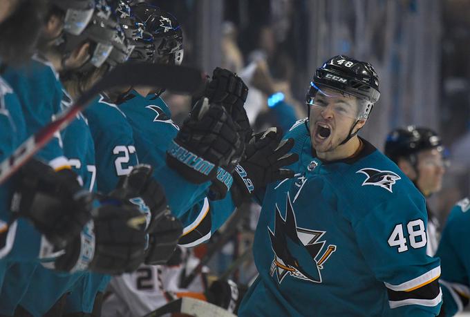 Tomaš hertl je zadel odločilni gol za zmago Morskih psov iz San Joseja, ki se bodo v 2. krogu končnice pomerili z Vitezi iz Las Vegasa, ki so izločili Kralje Anžeta Kopitarja. | Foto: Getty Images