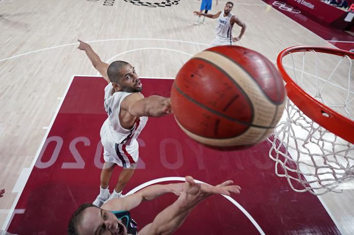 Nicolas Batum Klemen Prepelič | Zaključna blokada Nicolasa Batuma po polaganju Klemna Prepeliča. Vsega pol metra je manjkalo in Slovenija bi bila v velikem finalu. | Foto Reuters