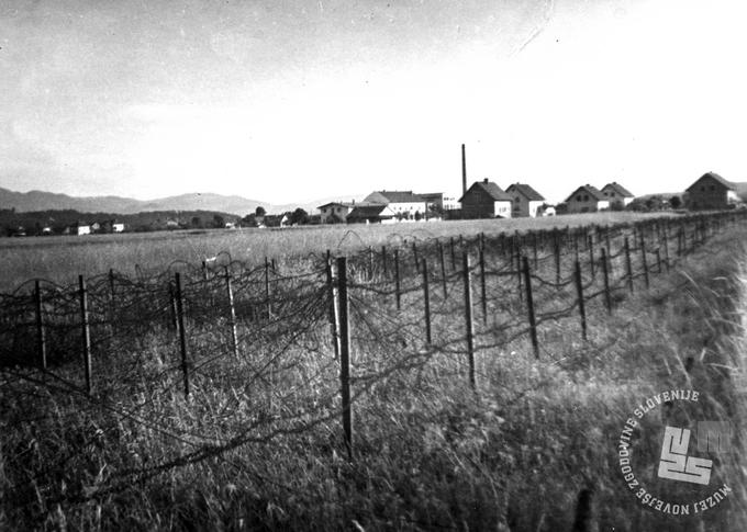 Fotografija je posneta ob žični pregradi v Šiški. | Foto: dr. Jakob Prešeren, hrani: MNZS