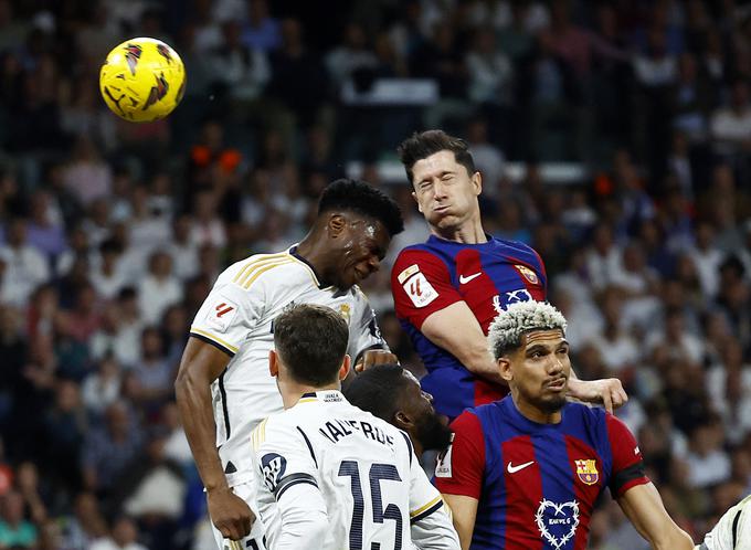 Robert Lewandowski je sredi polčasa streljal čez gol. | Foto: Reuters