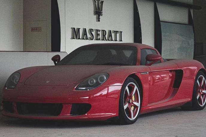 Porsche carrera GT | Na tem redkem porscheju se že osem let nabira prah, saj so morali zaradi novega zakona zapreti Ferrarijev salon, kjer je bil naprodaj. | Foto James Wan