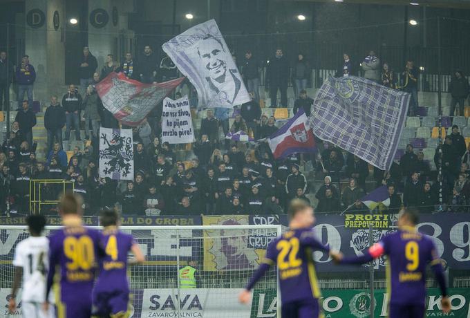 Navijaška skupina Viole je upodobila Ota Blaznika na eni izmed zastav, ki vihrajo na tekmah vijolic. | Foto: Vid Ponikvar