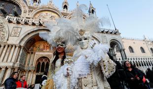 Začetek beneškega karnevala zaznamovali s sprevodom mask in uličnih umetnikov #foto #video