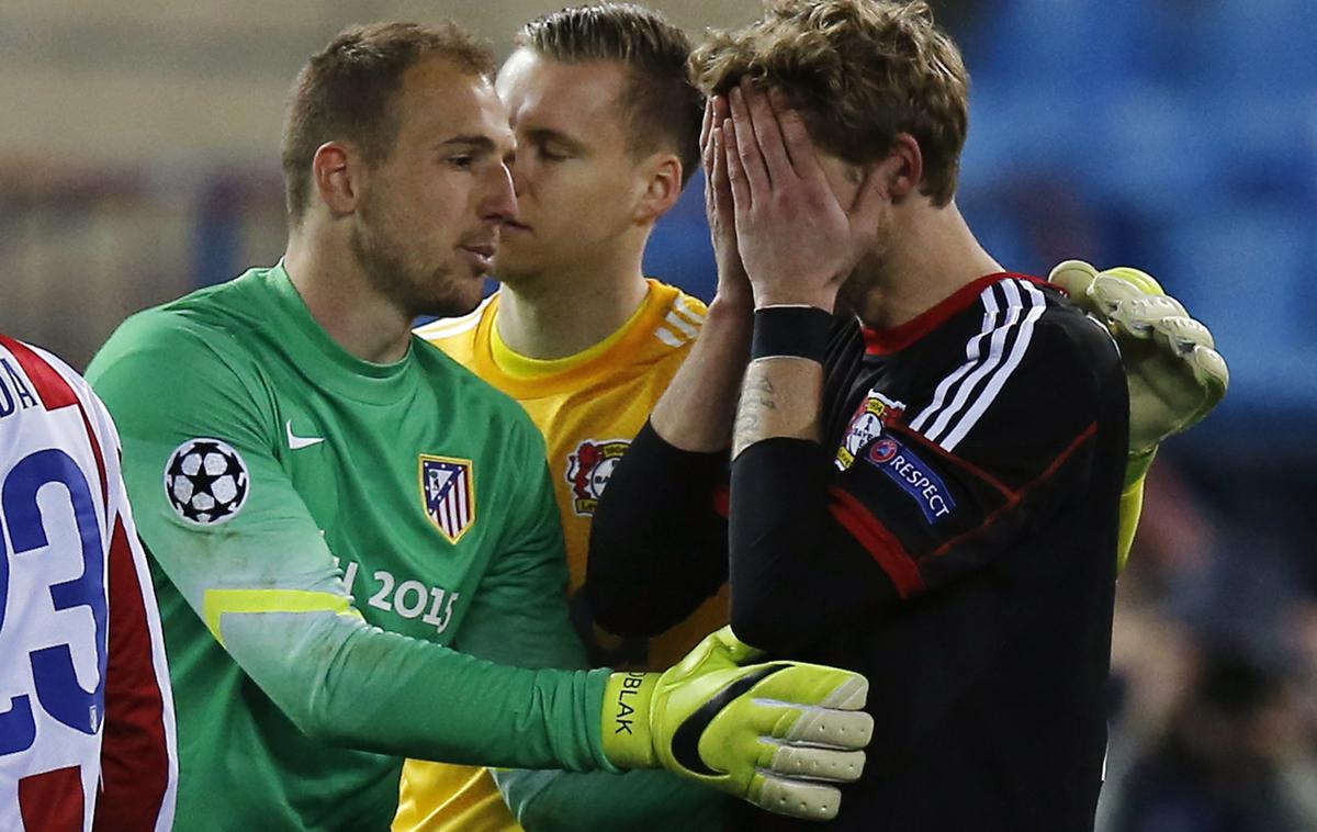 Oblak Bayer | Jan Oblak je tako tolažil nogometaše Bayerja leta 2015, ko jih je z Atleticom izločil v osmini finala lige prvakov. | Foto Reuters