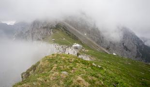 Kaj storiti, če nas v gorah ujame nevihta? Dokaj varno tudi na melišču.