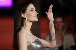 Angelina Jolie doživela katastrofo z lasnimi podaljški