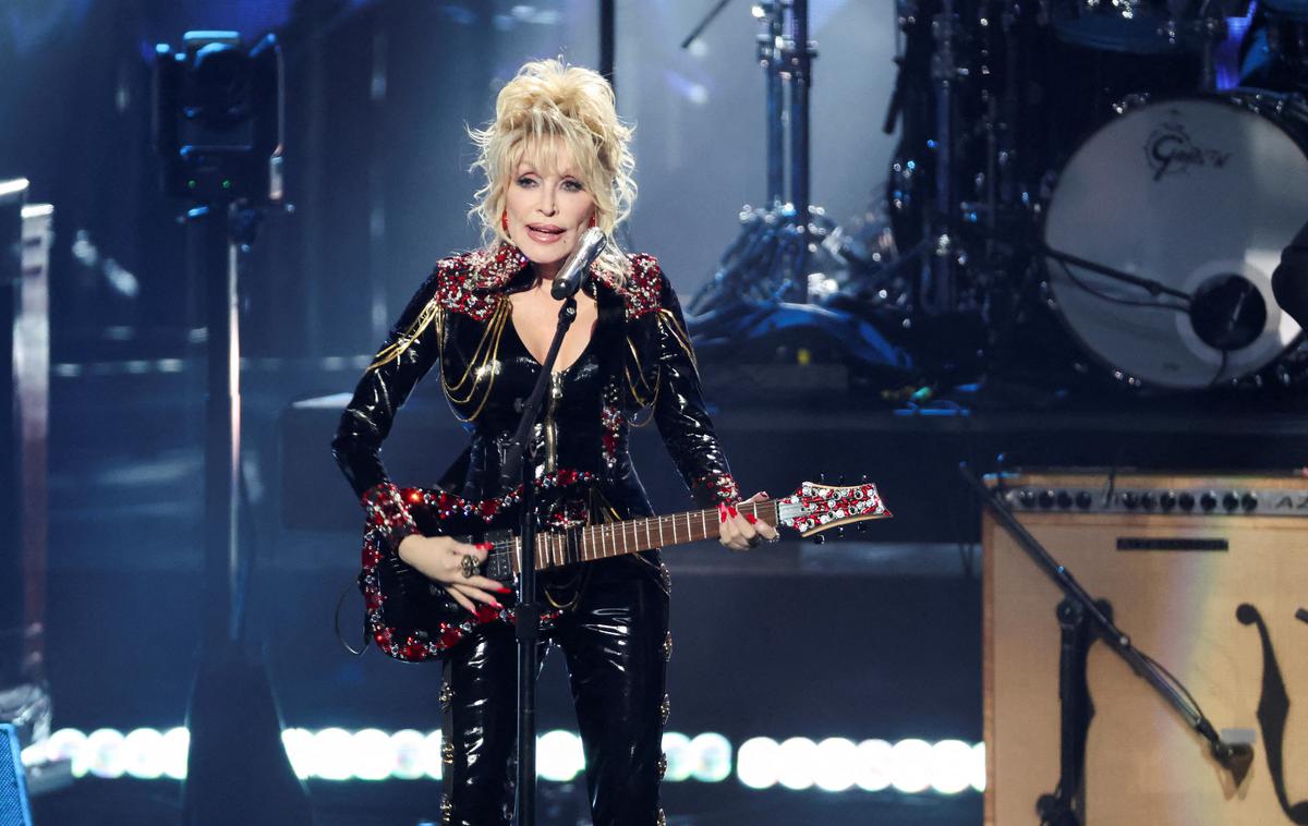 Dolly Parton | Upam, da je to nekaj, kar se vas bo dotaknilo in se bo morda dotaknilo dovolj ljudi, da bodo želeli nekaj spremeniti na bolje," je o prvi pesmi z albuma povedala Dolly Parton. | Foto Reuters