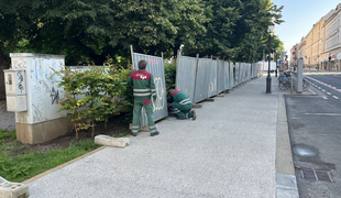 Kaj se dogaja v Ljubljani? Miklošičev park je ograjen. #foto