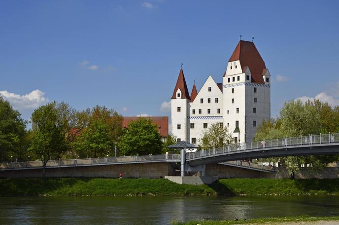 Ingolstadt | Bavarsko mesto Ingolstadt je znano tudi po tem, da je tam 1. maja 1776 Adam Weishaupt s peščico somišljenikov ustanovil skrivni red iluminatov. Mesto je pozneje postalo tudi glavno prizorišče domišljijskega romana Frankenstein. Tu znanstvenik Victor Frankenstein ustvari svojo pošast. | Foto Guliverimage