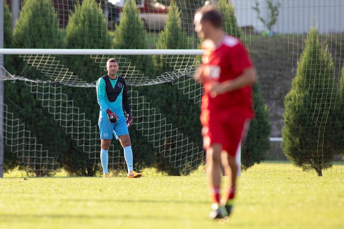 V drugem polčasu je požrtvovalnega Boruta Pahorja, ki si je nekoliko poškodoval koleno, med vratnicami modrih zamenjal nekdanji reprezentančni čuvaj mreže Mladen Dabanović. | Foto: Urban Urbanc/Sportida